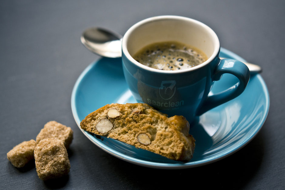 Service. Cookies blaue Kaffeetasse mit Untertasse und Cookie