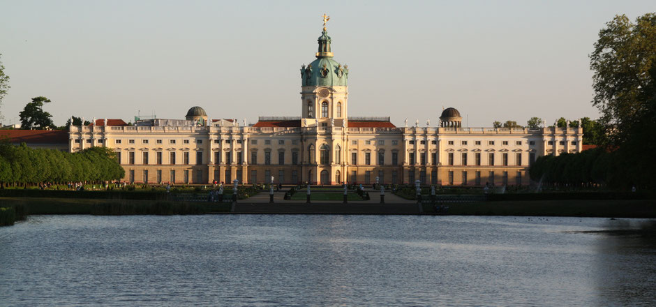 Blick vom kleinen See, dem "Karpfenteich" auf den Barockgarten und das Schloss Charlottenburg in Berlin. Foto: Helga Karl