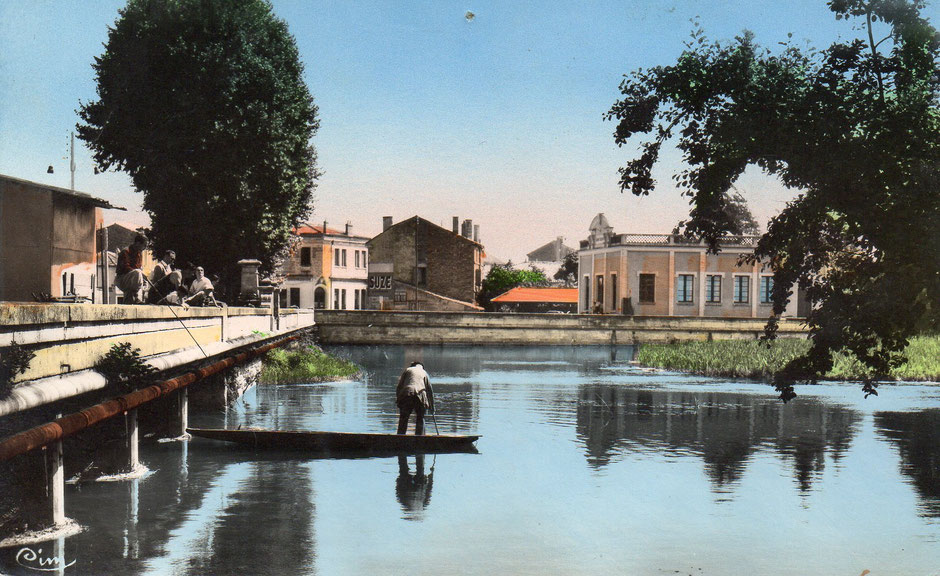 A l'arrière-plan, à gauche du bâtiment des bains-douches, apparaît la toiture du lavoir.