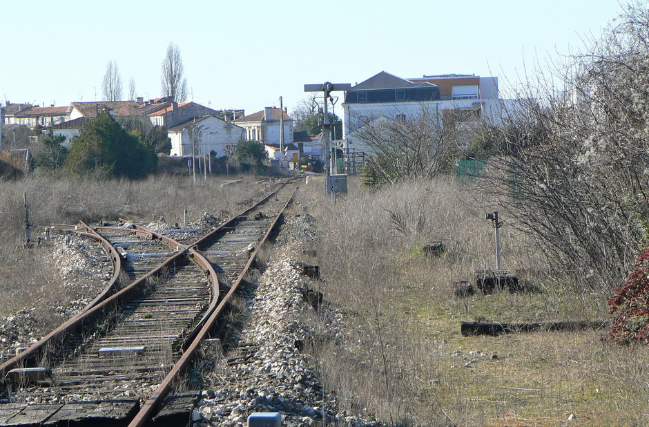 La gare abandonnée aux herbes (photo février 2019)