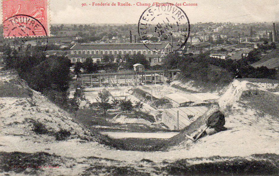 L'ancien champ d'épreuves ; carte envoyée en 1906. - Au second plan,  le chemin de Vaugeline au cimetière. À l'arrière-plan, devant le grand bâtiment de la forerie n°4, se dresse le pont roulant qui met en place les canons pour procéder aux essais.