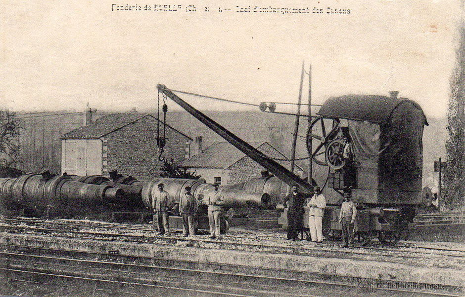 Au premier plan les voies Angoulême-Limoges ; au second plan, le quai d'embarquement avec une grue de la Fonderie.