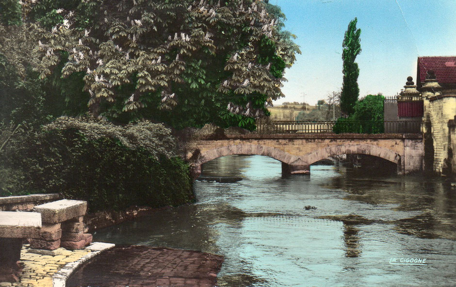 Au second plan, le pont de chemin de fer de la Fonderie (carte postale des années 50).