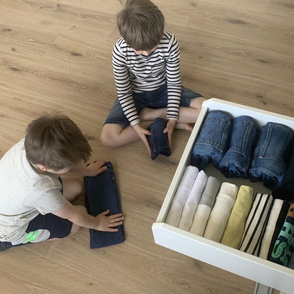 Kinder falten Kleidung nach Marie Kondo Faltanleitung