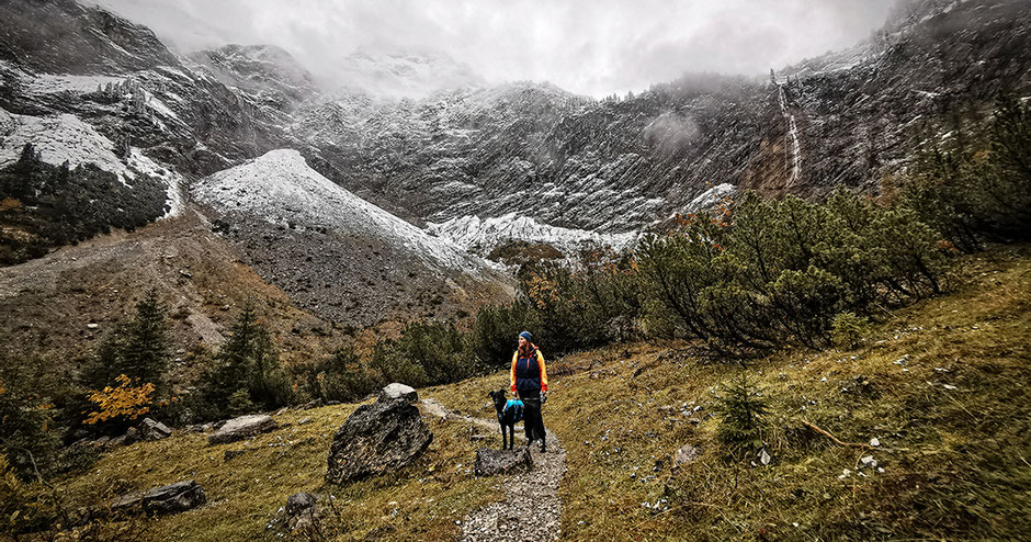 Vilsalpsee Tannheimer Tal Tirol Wandern mit Hund in Tirol Bergurlaub mit Hund Bergaicht Wasserfall