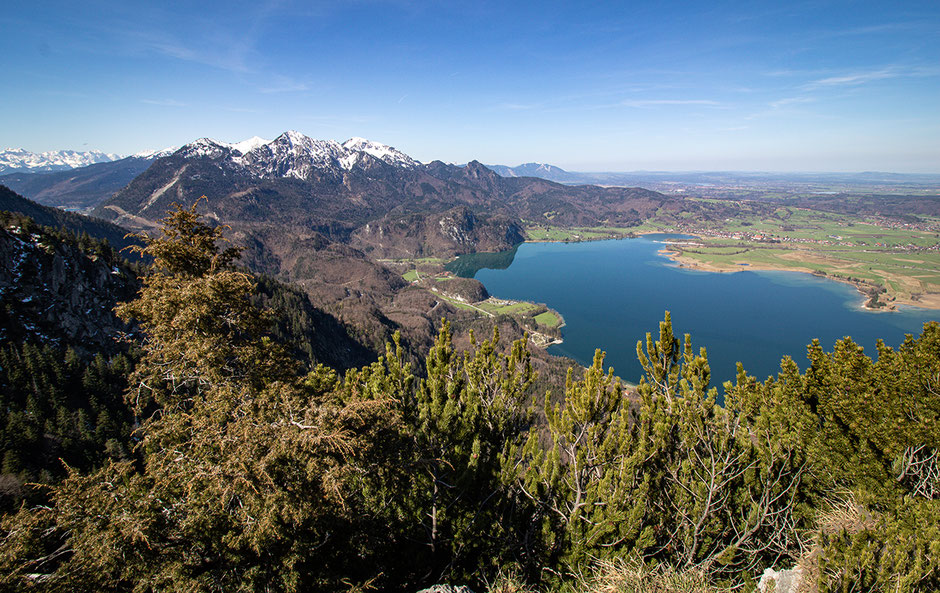 Blick von der Sonnespitze auf den Kochelsee Herzogstand und Heimgarten