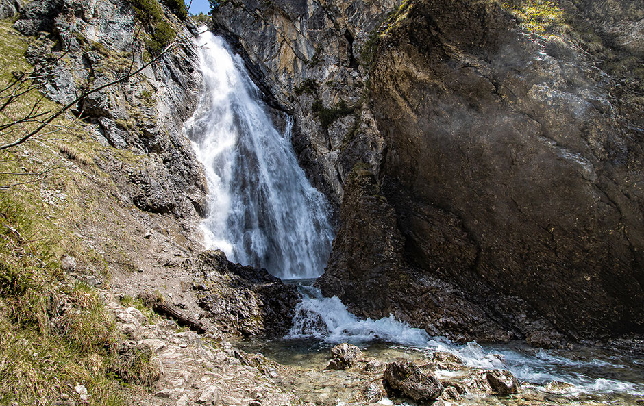 Roßgumpenalm, Wandern im Lechtal, Bergurlaub mit Hund, Wandern in Tirol, Holzgau, Hängebrücke, Wasserfall im Lechtal