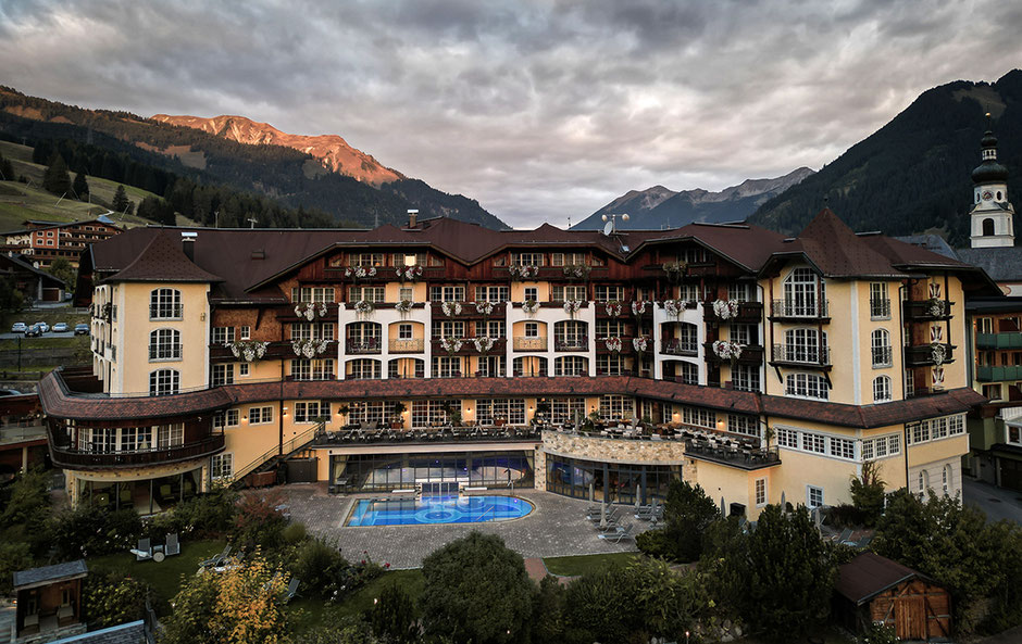 Schönste Hotels in den Bergen, Beste Wellnesshotels in Österreich, Außergewöhnliche Hotels in den Alpen, Hotel Post Lermoos, Bergurlaub mit Hund, Urlaub in Tirol, Zugspitzland