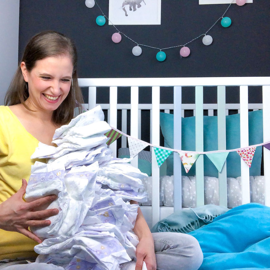 Mamablogger mit Windeln im Kinderzimmer