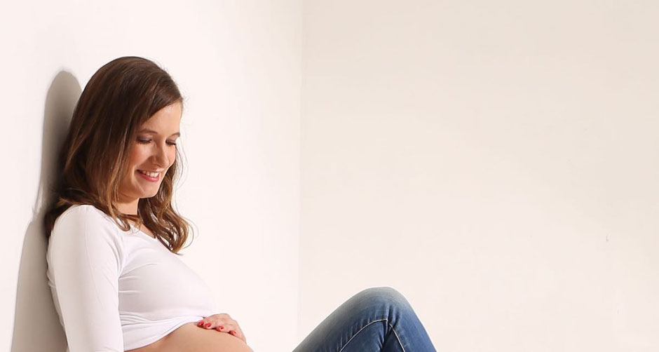 Schwangere Frau beim Babybauchshooting