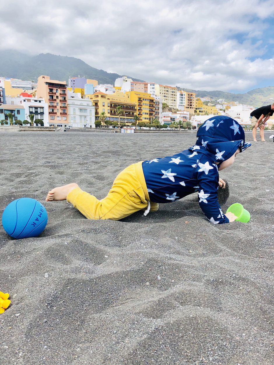 Spaß am Strand statt am Pool - An Bord dürfen Babys mit Windel nicht ins Wasser