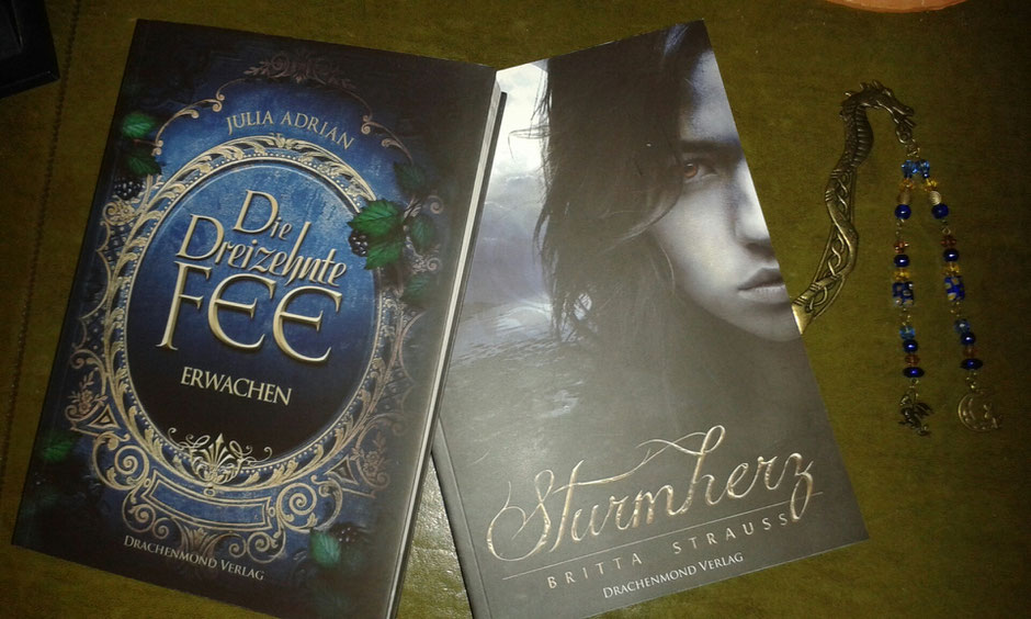 Päckchen aus dem Drachenmond-Verlag ist eingetroffen: 2 Bücher + 1 Drachenlesezeichen...