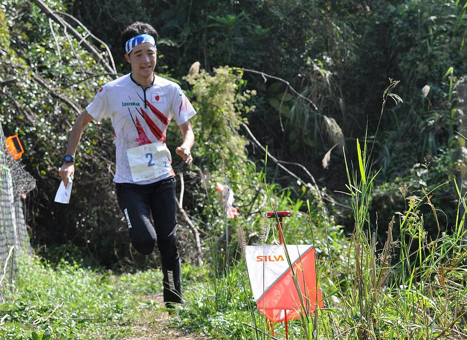 オリエンテーリングアジア選手権のリレー競技で力走する尾崎選手