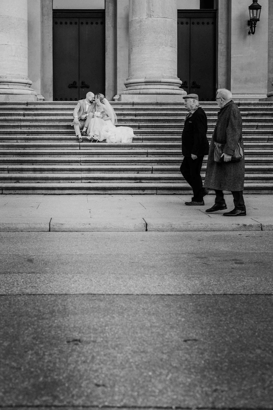 ein hochzeitsfotograf in münchen - brautpaar an der oper 