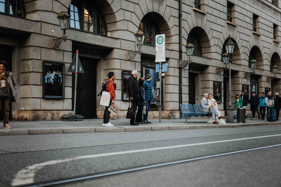 ein hochzeitsfotograf in münchen - brautpaar an der oper 