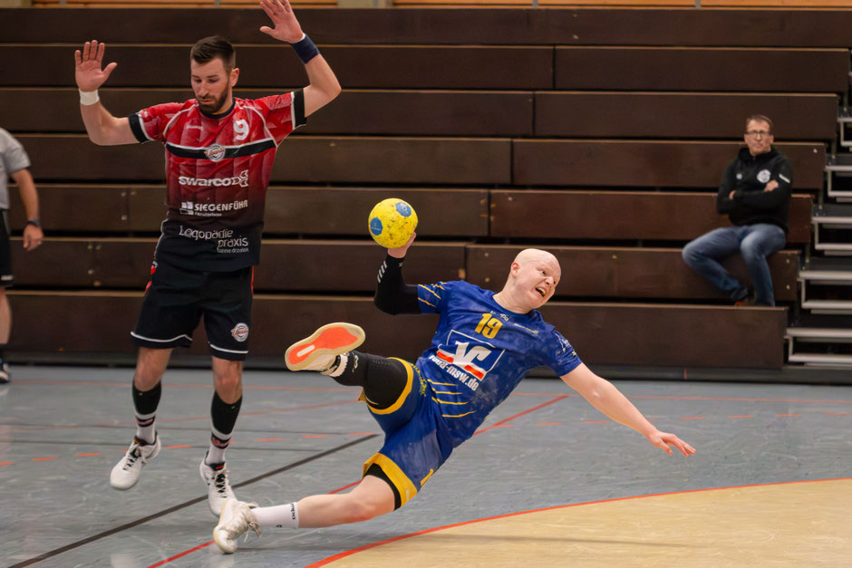 Marius Buchholz schließt einen Konter ab. Der spätere Matchwinner Kevin Fortin kann nicht mehr eingreifen.