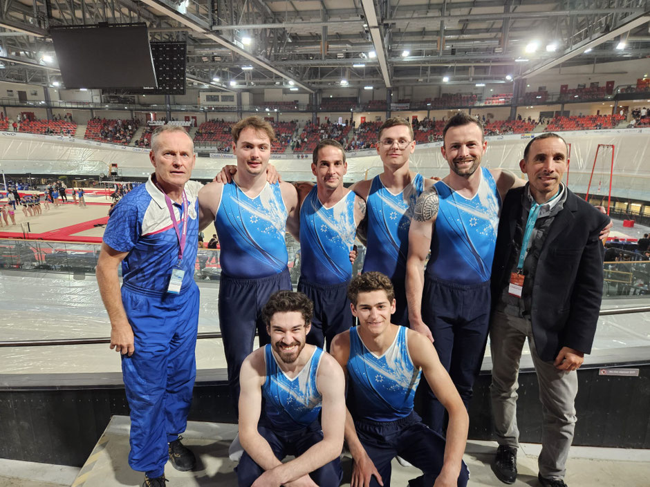 Equipe Nationale A + de 12 ans Debout : Eric (entraineur),Pierrick, Benjamin, Léo, Remi, Nicolas (juge) A genoux :Théotim et Maël