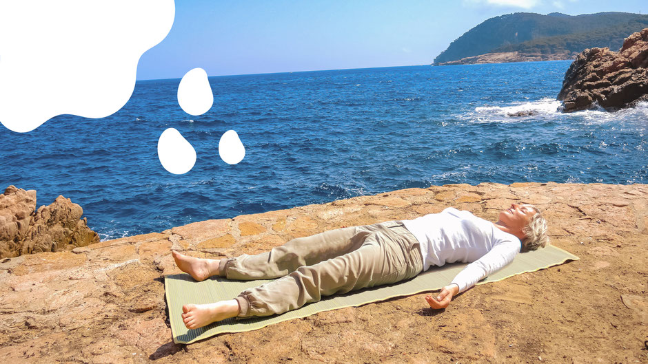 posture de relaxation shavasana (cadavre) yoga et méditation