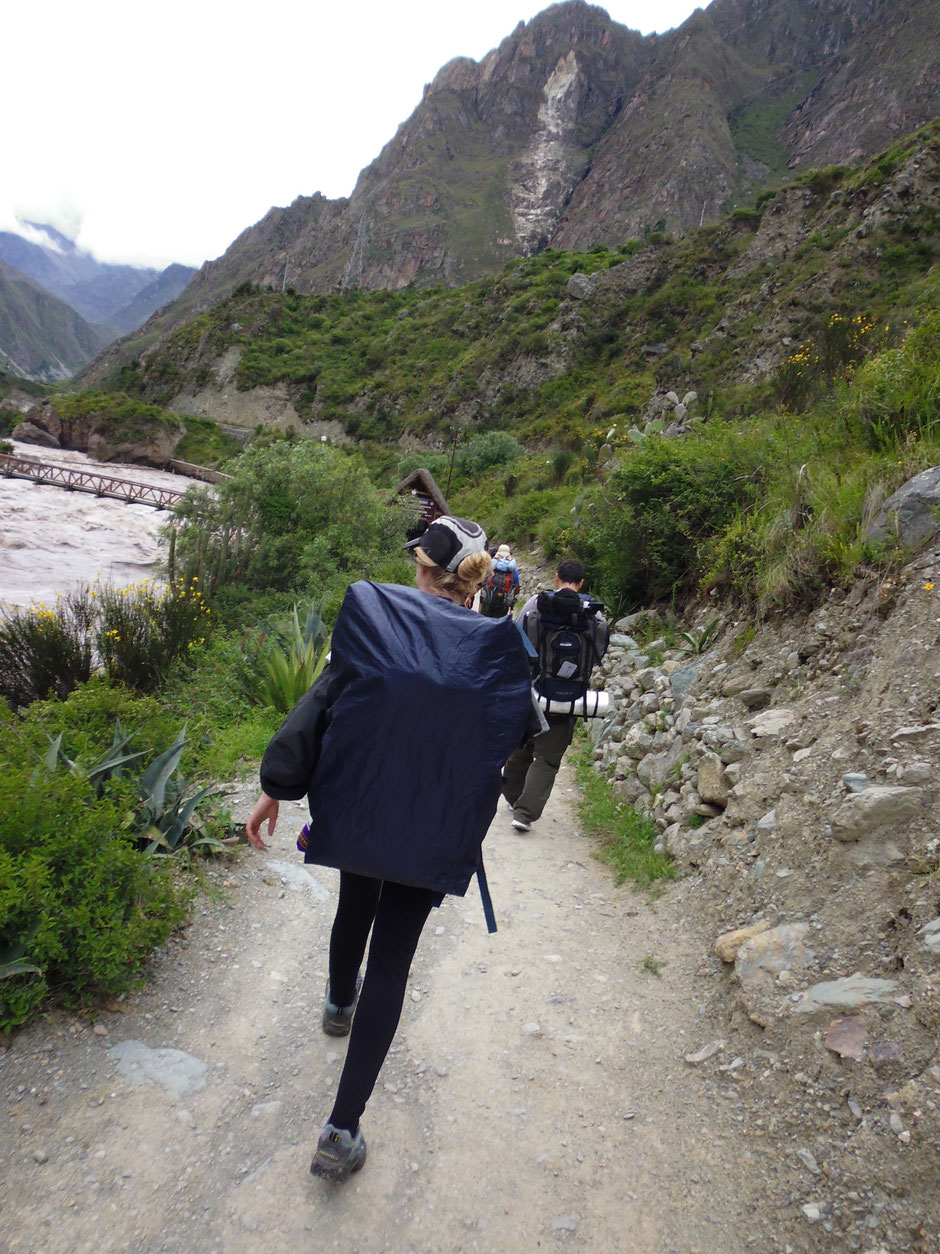 caminando al primer puesto de control donde sellan los pasaportes y se controla el peso del equipaje de los porteadores. Max 20 kg