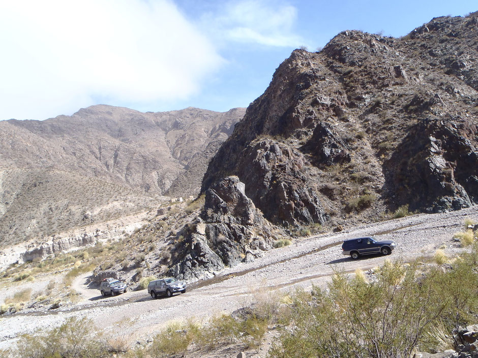 Dejando el pueblo de Las Papas. Un último vadeo al río Papas antes de empezar a trepar la cordillera de San Buenaventura.