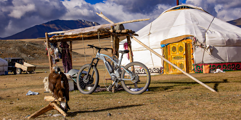 Campement de yourtes, d’un aiglier kazakh - Parc National Altai Tavan Bogd