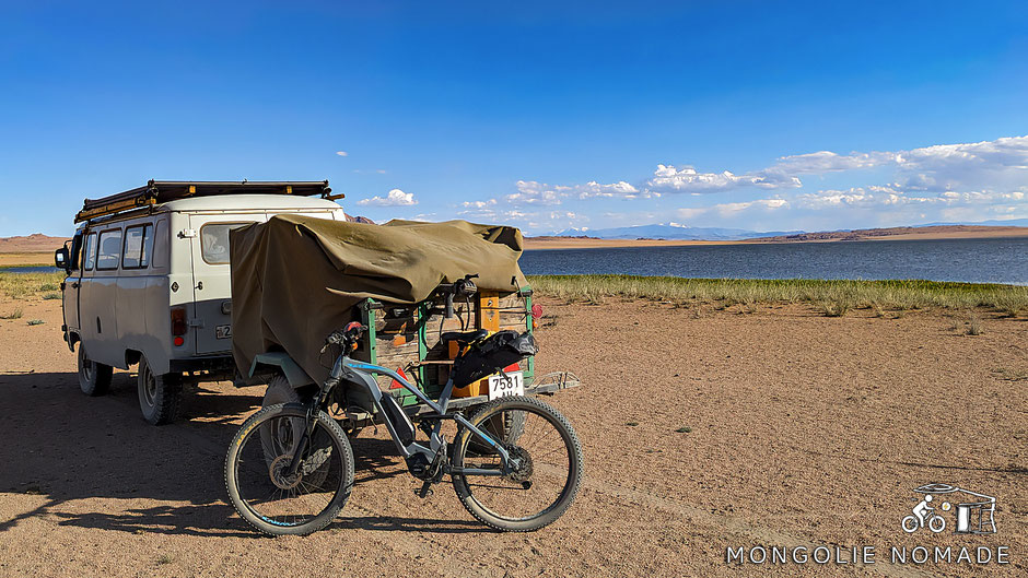 Le lac Achit à cheval entre les régions mongoles d'Uvs et de Bayan-Ölgii