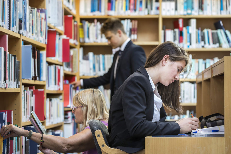 étudiants qui travaillent dans une bibliothèque dans un college anglais en scolarité à l'étranger 