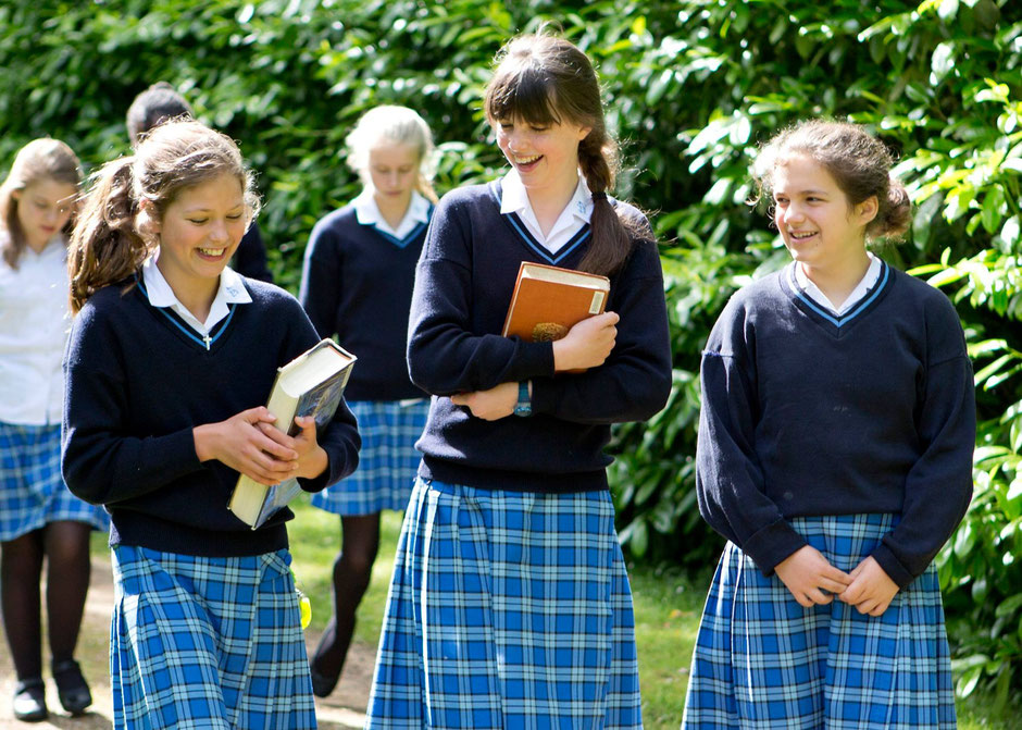 jeunes filles en uniforme dans un college anglais en scolarité à l'étranger