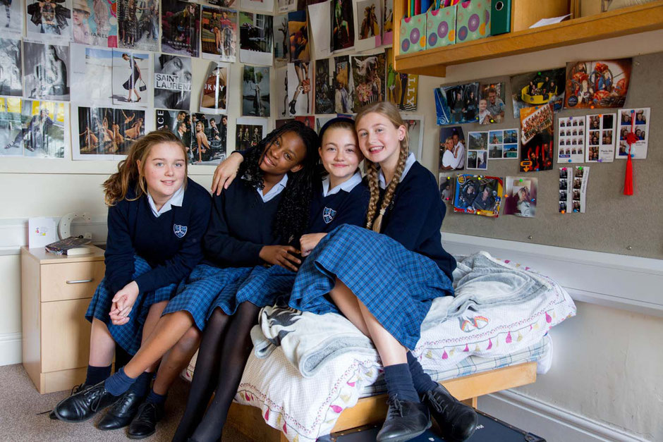 jeunes filles en uniforme dans une chambre d'internat dans un college anglais en scolarité à l'étranger