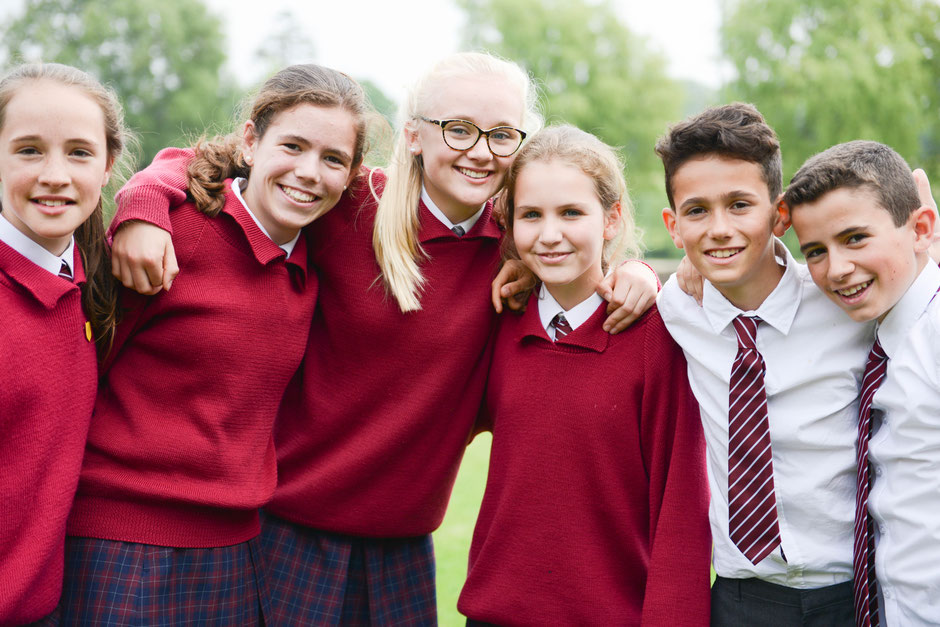 élèves internationaux en uniforme dans un collège anglais