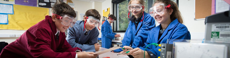 Groupe de jeunes élèves en cours de sciences dans leur boarding school anglaise