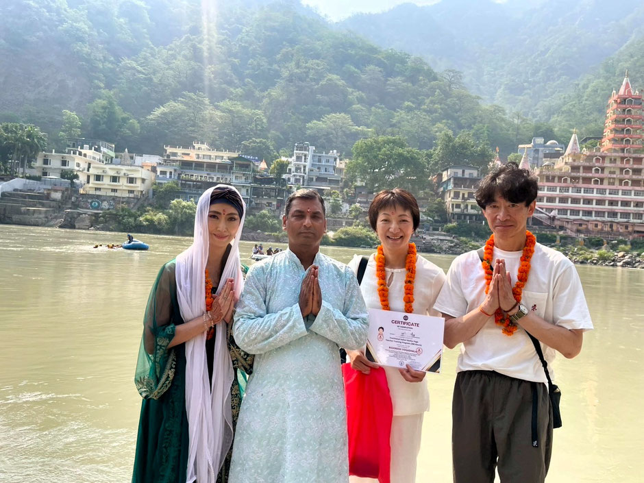 当校代表 サティヤプレーマ（左端）＆ Narayan Guruji