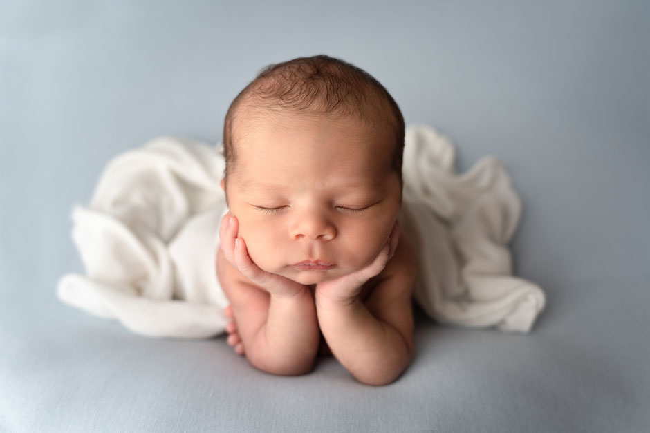 Sécurité du nouveau-né pendant une séance photos - Photographe bébé  maternité Ste Maxime 83120