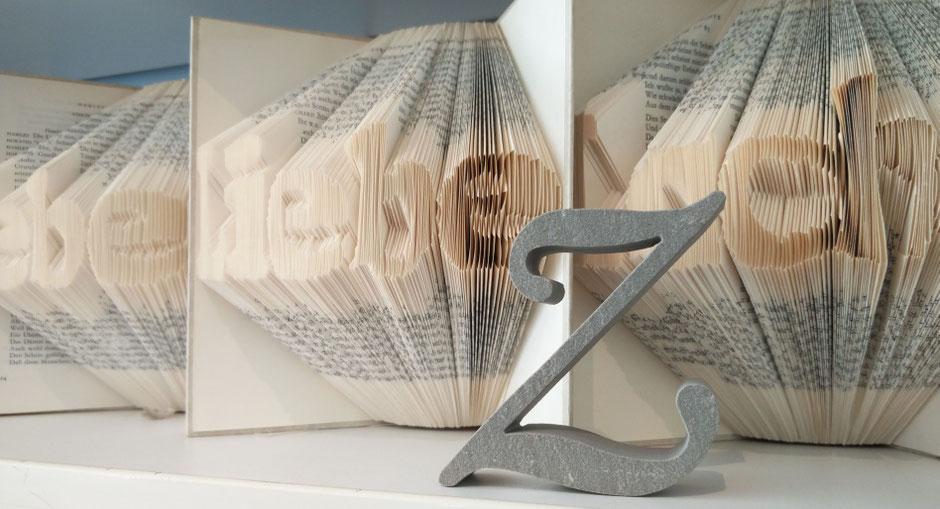 Virtuelle Ernst-Ludwig-Buchmesse Buchkunst 'Lebe, Liebe, Lache' und Sandsteinbuchstabe 'z'