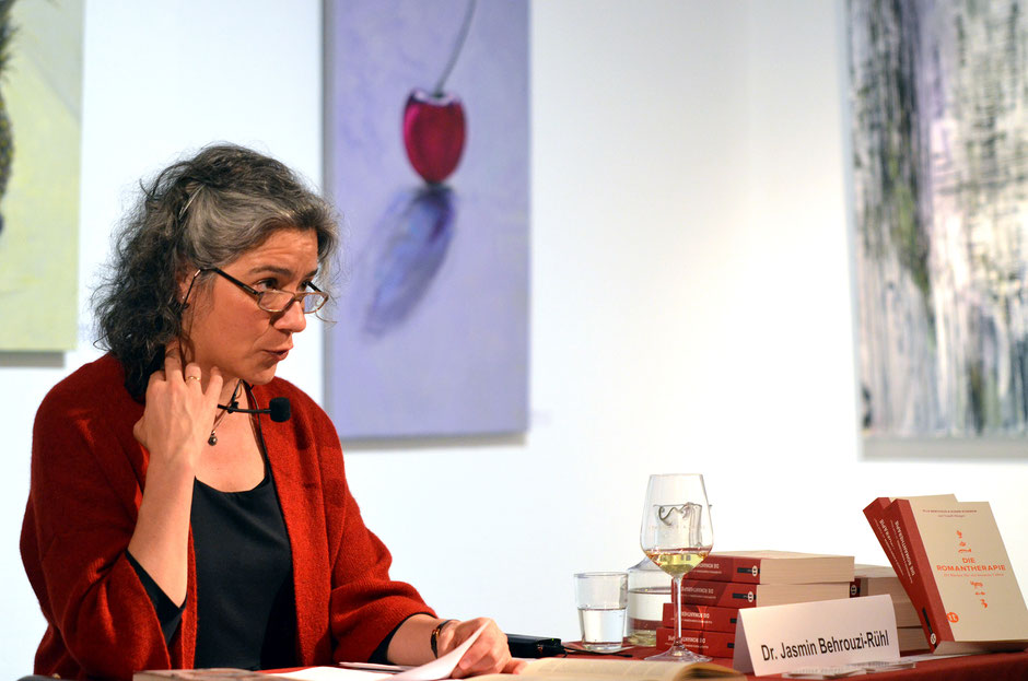 Lesekur - Die Romantheraphie, Dr. Jasmin Behrouzi-Rühl in der Kunstgalerie des Kunstvereins in der Trinkkuranlage, Foto: Petra Ihm-Fahle am 23.03.2019