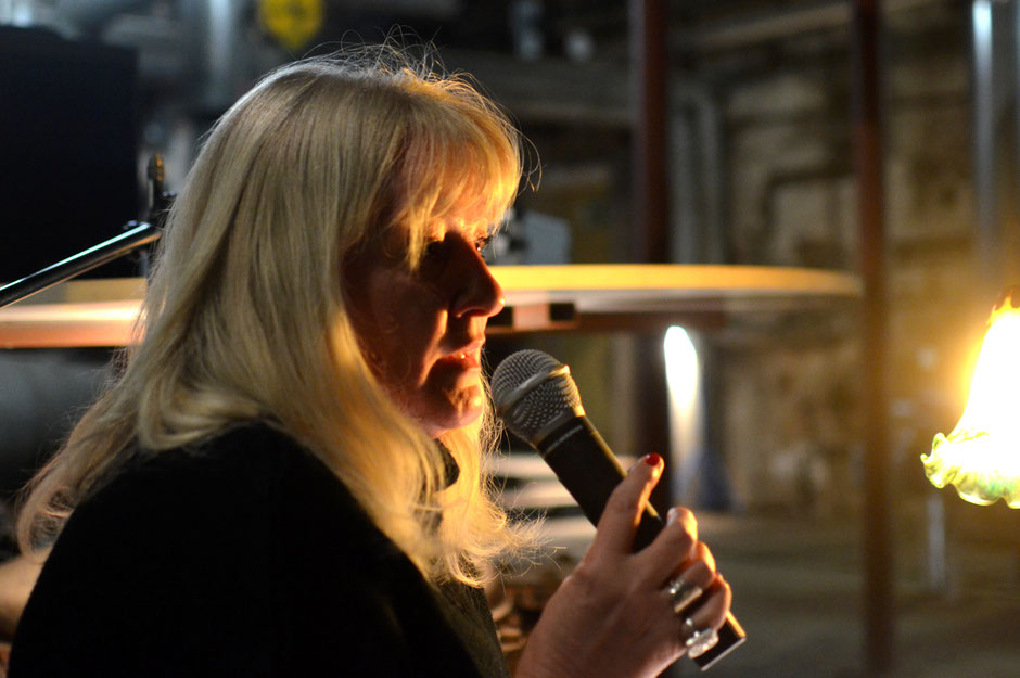 Barbara Hauck liest aus ihrem Buch Capriolen im Heizwerk; Foto: Petra Ihm-Fahle