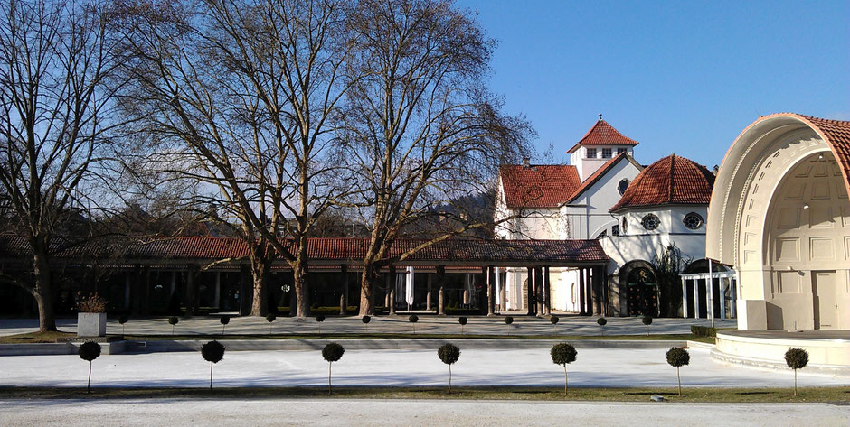 Trinkkuranlage Bad Nauheim - Details: Wasserbecken und Orchestermuschel, dahinter die Westlichen Wandelhallen mit Restaurant Tafelspitz, so wie der Kurbrunnen mit der Trinkhalle, in der das noch heute wirksame Heilquellwasser kostenlos abgegeben wird.