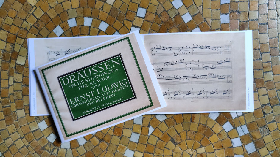 DRAUSSEN- Sechs Stimmungen für Klavier von ERNST LUDWIG - GROSSHERZOG VON HESSEN UND BEI RHEIN. Exemplare wurden zur Unterstützung und zum Verkauf dem Jugendstilverein Bad Nauheim geschenkt. 