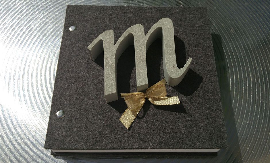 Virtuelle Ernst-Ludwig-Buchmesse - Geschenk-Idee: Notizbuch von HEY-SIGN plus einem Sandsteinbuchstaben von a+
