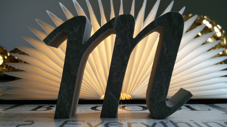 Virtuelle Ernst-Ludwig-Buchmesse: Sandstein-Buchstaben und Zahlen - hier ein "m"