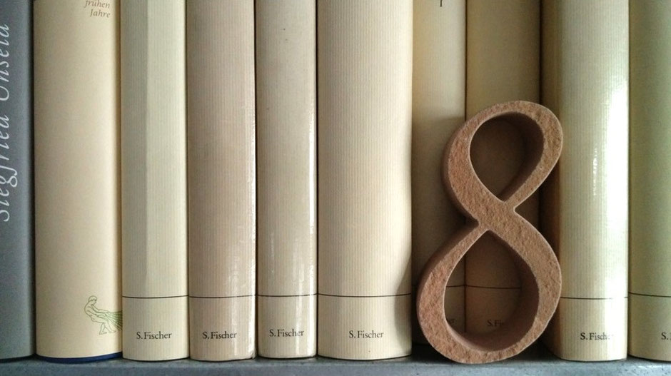 Virtuelle Ernst-Ludwig-Buchmesse: Sandstein-Buchstaben und Zahlen - hier eine "8"