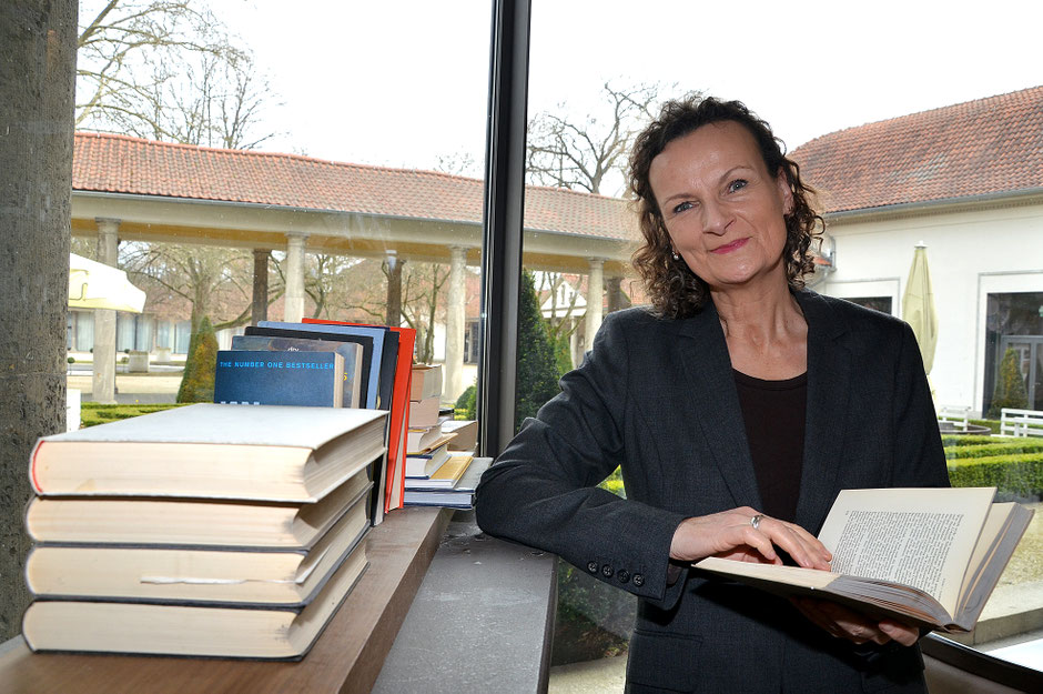 Sie blättert immer neue Seiten auf - Beatrix van Ooyen veranstaltet am Wochenende die Ernst-Ludwig-Buchmesse - Bekannte Autoren lesen vor  - FNP, 22.03.2018 - Text und Foto: Petra Ihm-Fahle
