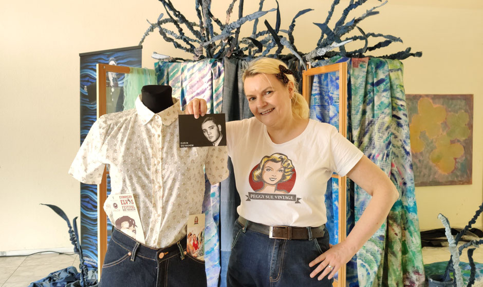Angi Henn von PEGGY SUE VINTAGE aus Frankfurt mit der fair und nachhaltig produzierten LADY K JEANS vor der Kunstinstallation von Patrizia Zewe: DENIM FOR LIFE. Foto: Beatrix van Ooyen