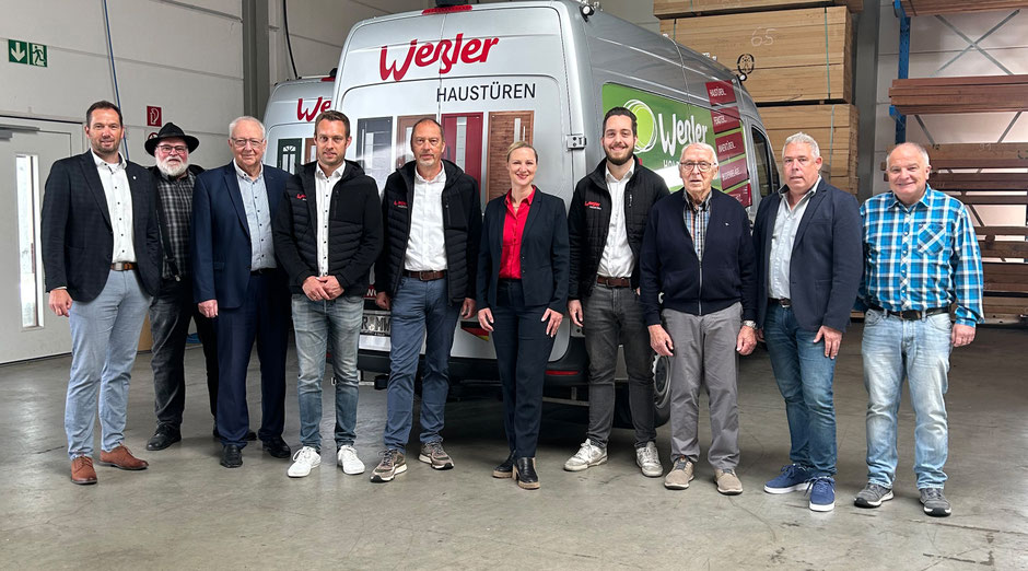 Das war der Tag des Tischlerhandwerks 2025: Hier Ministerin Dörte Schall im Austausch mit Manfred und Dieter Weßler in Dierdorf-Wienau