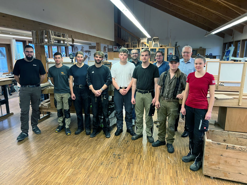 Trainieren an der Holzfachschule: Landessieger Finn Gücker (Hessen), Jannis Keller (Rheinland-Pfalz), Sieglinde Hanke (2. Siegerin Niedersachsen), Janus Döringer (Berlin), Timo Thurm (Nordrhein-Westfalen), Hauke Tierel (Niedersachsen) sowie die Auszubilde