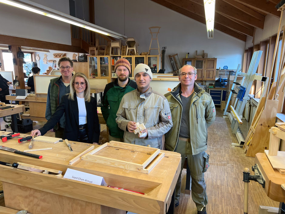 Besuch aus dem Ausbildungsbetrieb: Renat Gainutdinov, Sayed Elham Ahmadi, Matthias Brütting mit Andrea Belegante und Jan Dröge (v.r.)