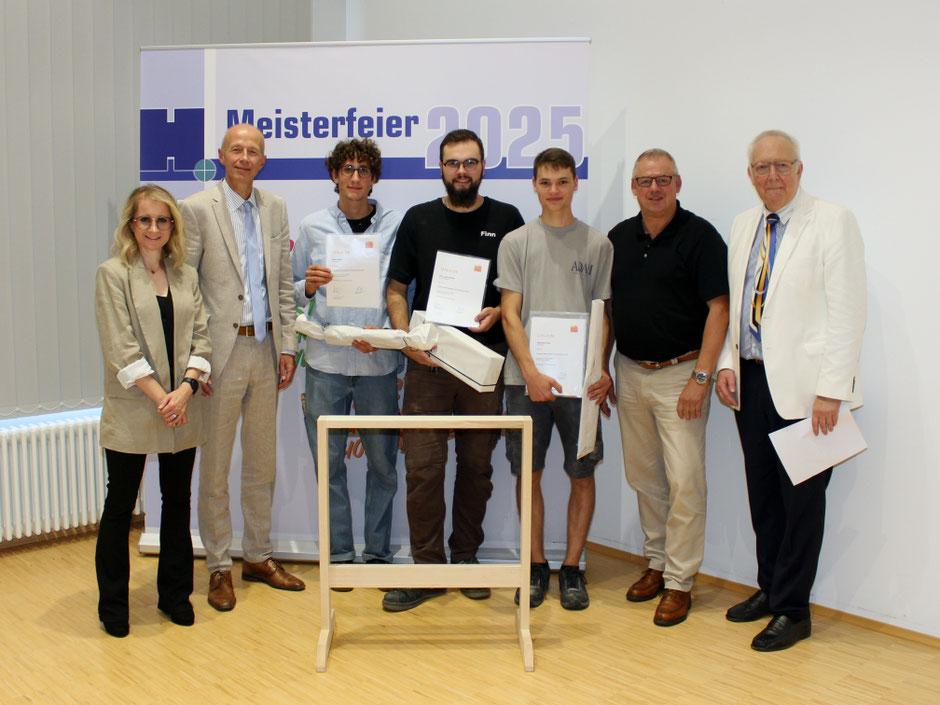 Die hessischen Landessieger 2025  Paul Vetter (2.), Finn Louis Gücker (1.) und Johannes Trost (3.) mit Andrea Belegante, Armin Schwarz, Holm Pfeiffer und Hermann Hubing (v.l.)