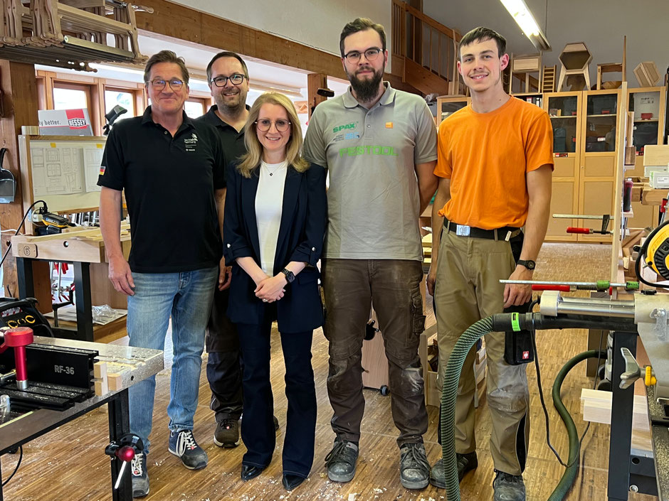 WorldSkills-Teilnehmer Tobias Kelz und Finn Gücker mit Andrea Belegante, Markus Rauscher und Jan Dröge (v.r.)