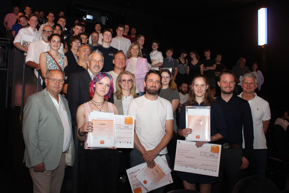 Celina Klupp, Jakob Gerischer und Johanna Steiner, eingerahmt von Joachim Hildebrandt, Andreas Brieske, Andrea Belegante, Tobias Wiesing und Sven Stornebel (v.l.)