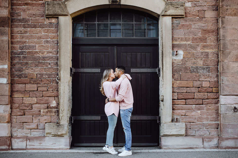 Kuss zur Verlobung Engagement Fotoshooting Karlsruhe